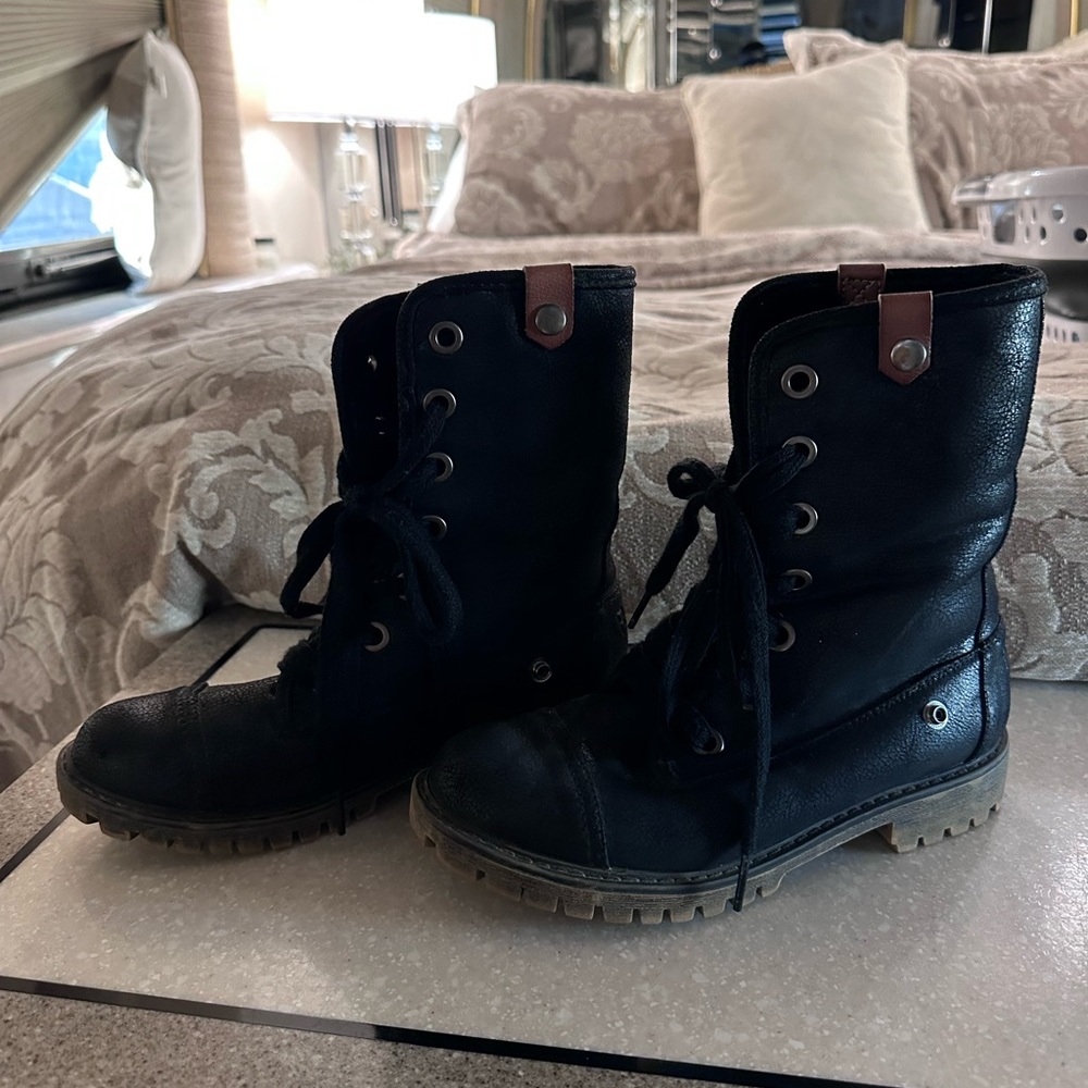 Cute Roxy boots. Faux fur lined size 6.5